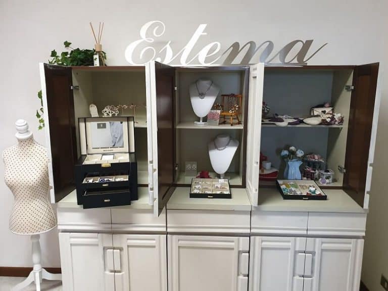 Showroom Estema. Esposizione di bigiotteria, gioielli, orecchini, decorazioni e idee regalo a Verona