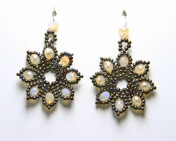 Orecchini fatti a mano in tessitura di cristalli, gioielli artigianali realizzati a mano a Verona