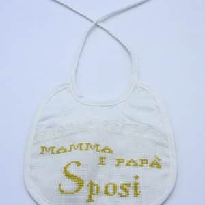 Bavaglio mamma e papà sposi bambino ricamato a mano. Ricami fatti a mano a Verona. Bavaglina neonato