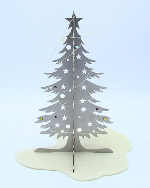 Albero di Natale in acciaio inox con luci e palline colorate. Decorazione natalizia. Idea regalo