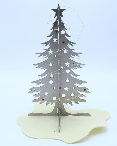 Albero di Natale in acciaio inox con luci e palline colorate. Decorazione natalizia. Idea regalo