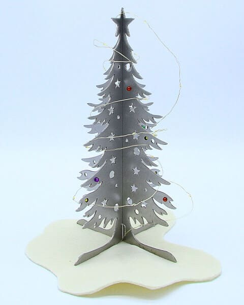 Albero di Natale in acciaio inox con luci e palline colorate. Decorazione natalizia. Idea regalo