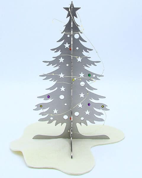 Albero di Natale in acciaio inox con luci e palline colorate. Decorazione natalizia. Idea regalo