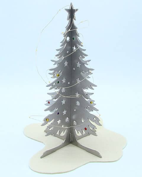 Albero di Natale in acciaio inox con luci e palline colorate. Decorazione natalizia. Idea regalo