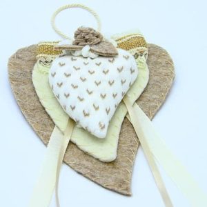 Doppio cuore in feltro con cuoricini beige fatto a mano. Decorazione artigianale