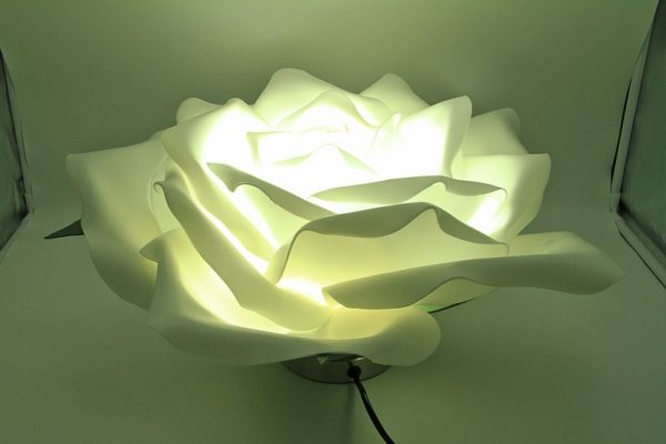 Lampada con rosa gigante fatta a mano. Fiori e decorazioni realizzati a mano