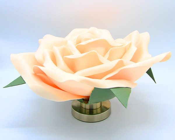 Lampada con rosa gigante fatta a mano. Fiori e decorazioni realizzati a mano