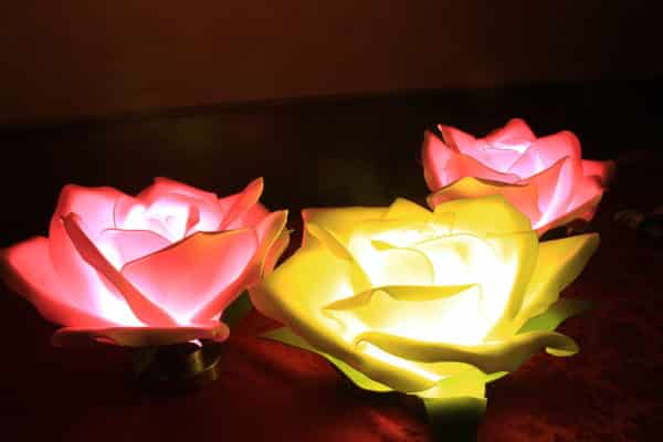 Lampada con rosa gigante fatta a mano. Fiori e decorazioni realizzati a mano