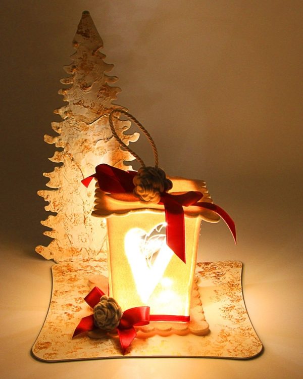 Lanterna in feltro con fiocco rosso e albero natalizio in ferro. Decorazione di Natale