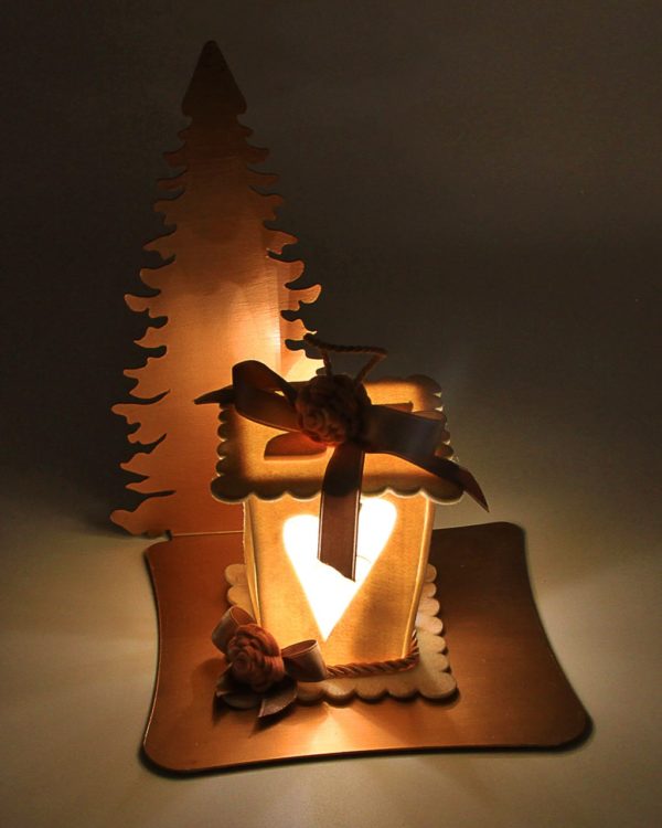 Lanterna in feltro con addobbi e albero di Natale color bronzo dipinto a mano